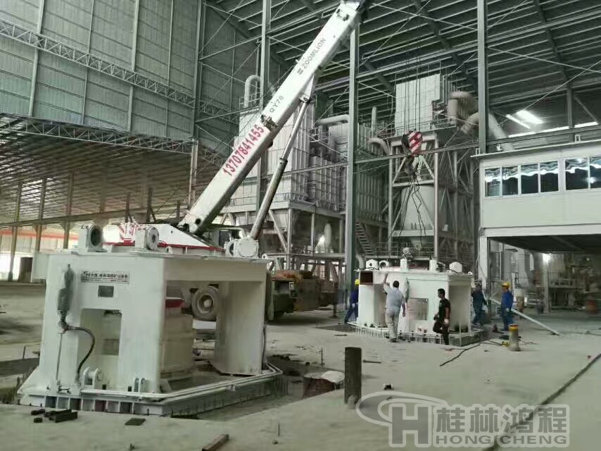 桂林鴻程磨粉機安裝團隊對磨粉機主機底座吊裝安裝 桂林鴻程磨粉機安裝團隊對磨粉機主機底座吊裝安裝