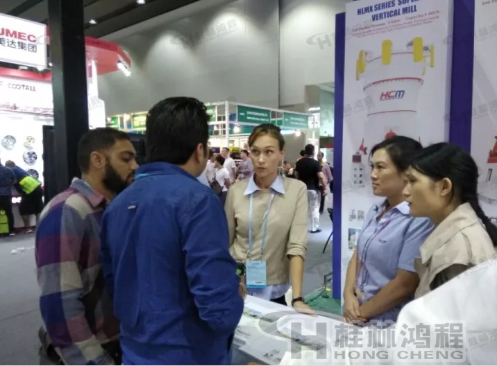 122屆廣交會 桂林鴻程 超細立磨 雷蒙磨外貿部人員接待咨詢客戶 122屆廣交會 桂林鴻程 超細立磨 雷蒙磨外貿部人員接待咨詢客戶