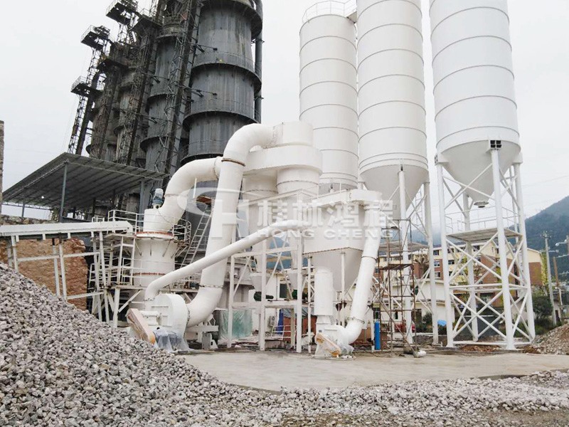 雷蒙磨石灰機(jī)HC1700擺式磨粉機(jī) 貴州客戶生產(chǎn)現(xiàn)場