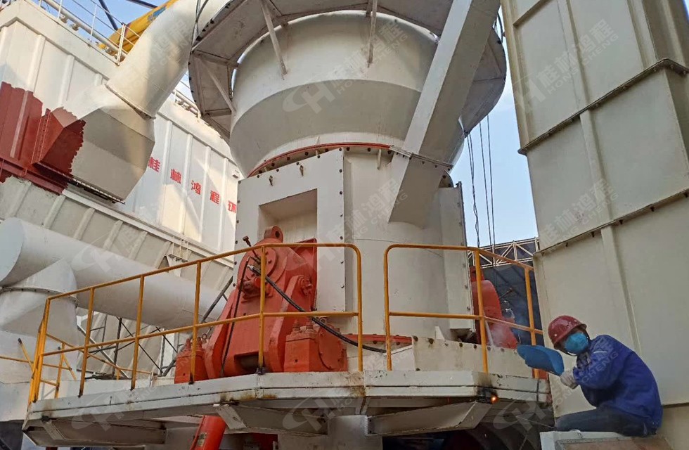 HLM1700鋁釩土立式磨粉機山西呂梁安裝即將完成 HLM1700鋁釩土立式磨粉機山西呂梁安裝即將完成