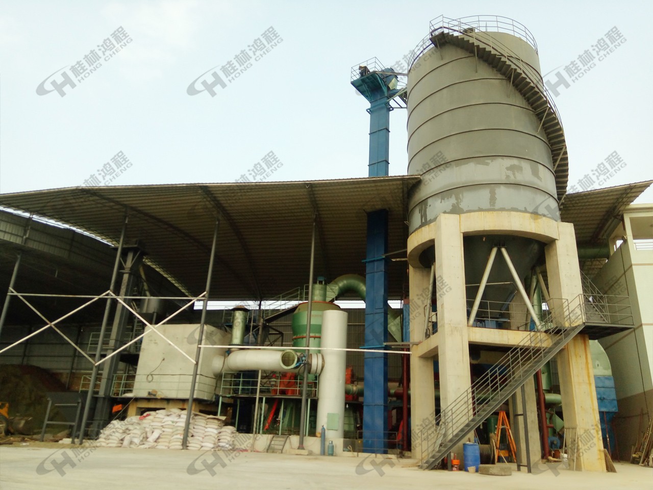 桂林鴻程HLM26煤制粉系統(tǒng)立式磨機(jī)年產(chǎn)60萬(wàn)噸多條立磨生產(chǎn)線(xiàn)組合 桂林鴻程HLM26礦渣立磨年產(chǎn)60萬(wàn)噸多條立磨生產(chǎn)線(xiàn)組合