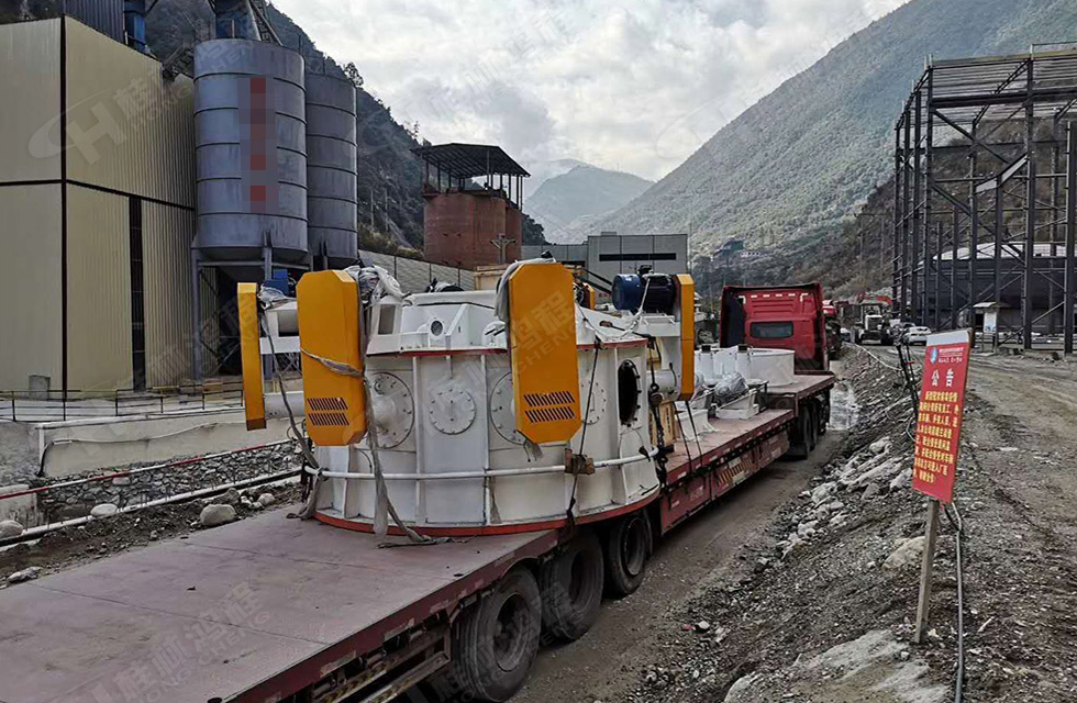 廣西桂林鴻程磨粉機董事長容棟國、總經理林總親臨磨機安裝現場指導工作