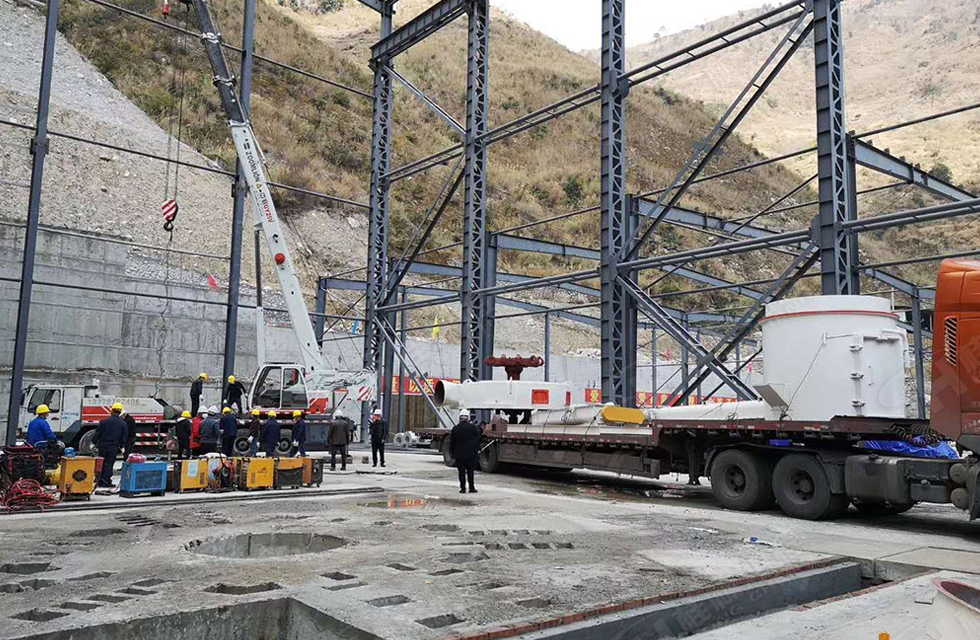 廣西桂林鴻程磨粉機董事長容棟國、總經理林總親臨磨機安裝現場指導工作