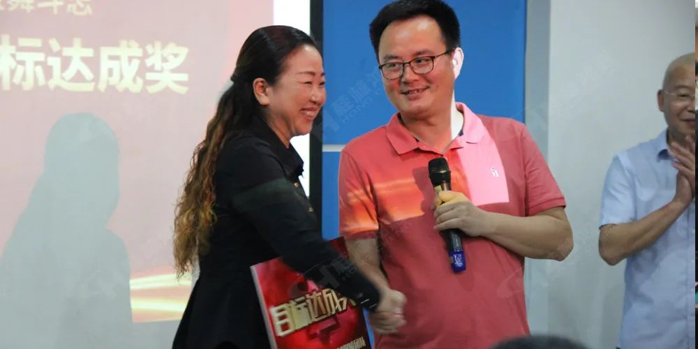 大型磨粉機廠家桂林鴻程林均總經(jīng)理給梁英總監(jiān)頒發(fā)目標達成獎 大型磨粉機廠家桂林鴻程林均總經(jīng)理給梁英總監(jiān)頒發(fā)目標達成獎