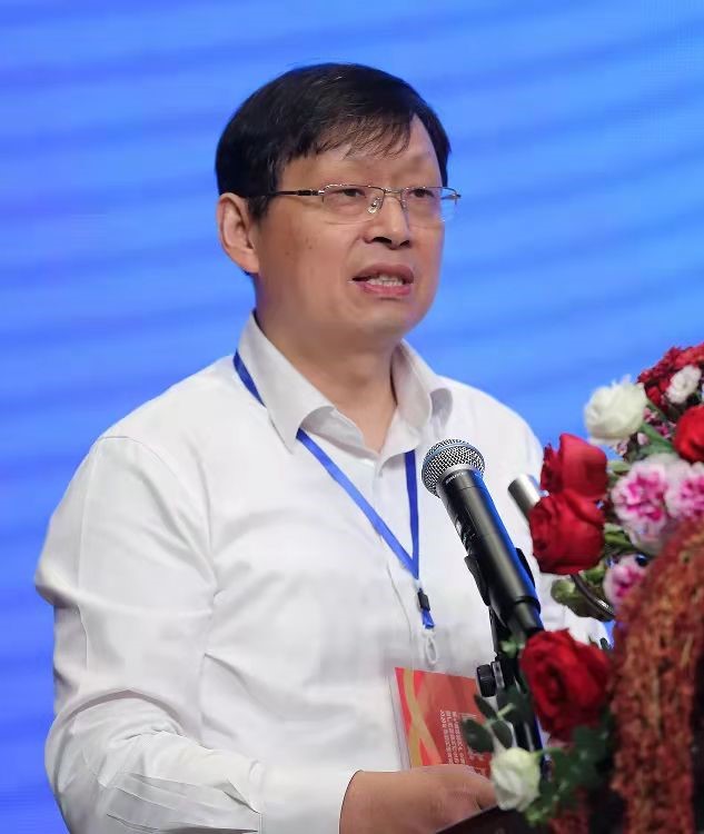 廣西大學(xué)校長(zhǎng)助理、廣西碳酸鈣產(chǎn)業(yè)化工程院常務(wù)副院長(zhǎng)、廣西碳酸鈣行業(yè)協(xié)會(huì)會(huì)長(zhǎng)童張法圖片來(lái)源：廣西碳酸鈣產(chǎn)業(yè)化工程院